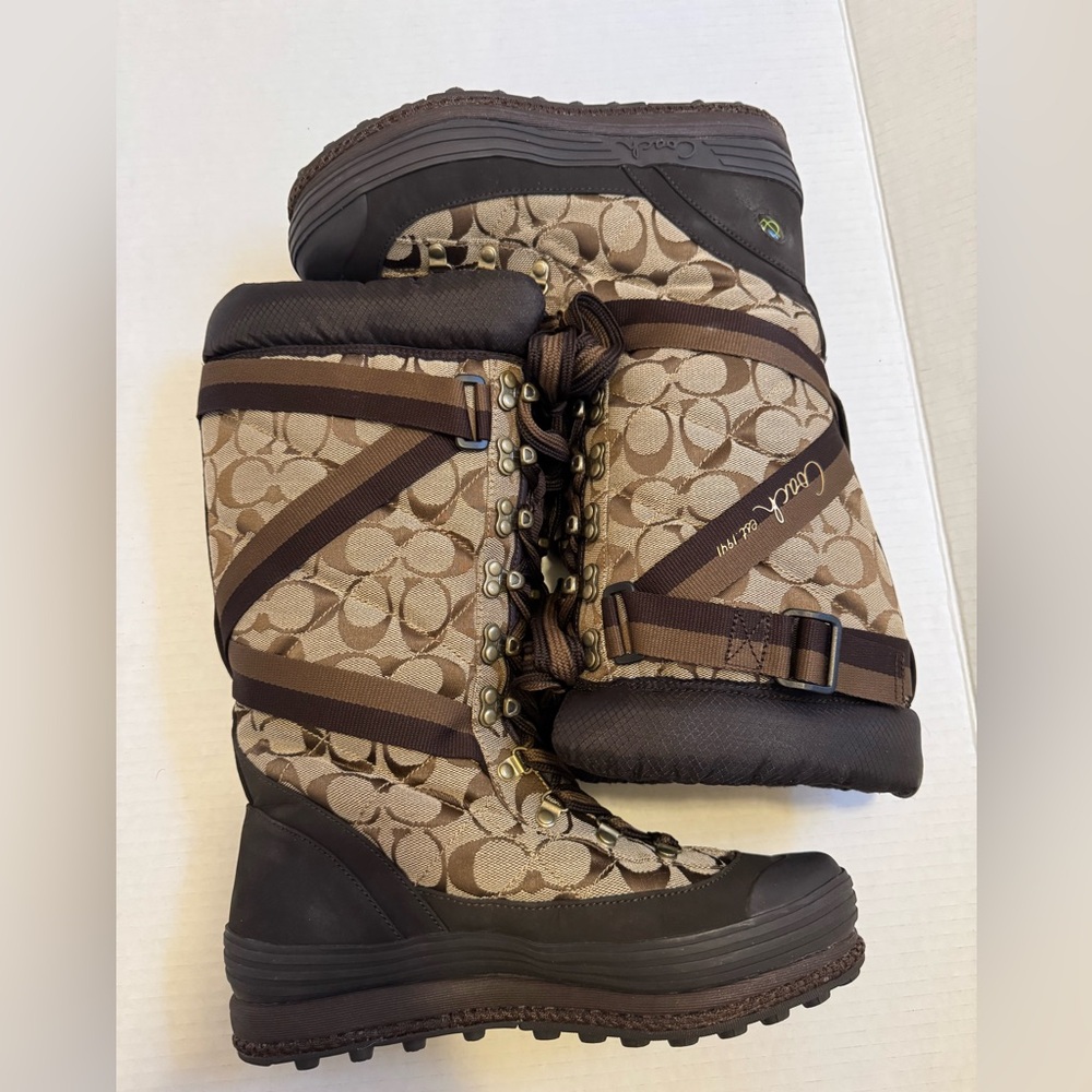 COACH
Marian Signature C Logo Winter Boots
Brown/Tan
Lace up front. Size 8